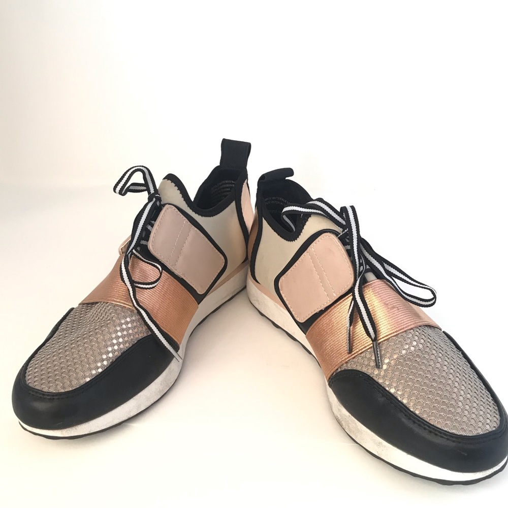 Stylish Mossimo supply co. Tennis shoes